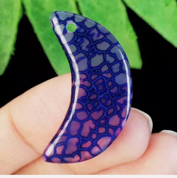 New Carved Dragon Veins Agate Crescent Moon Pendant. - Picture 2 of 12